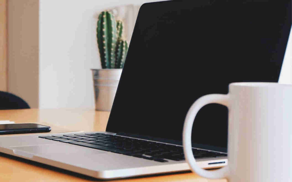 czarny ekran laptopa